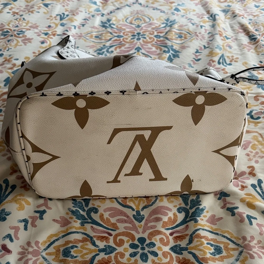 Knock off LV Cream and Brown Monogram Tote Bag - Picture 4 of 5